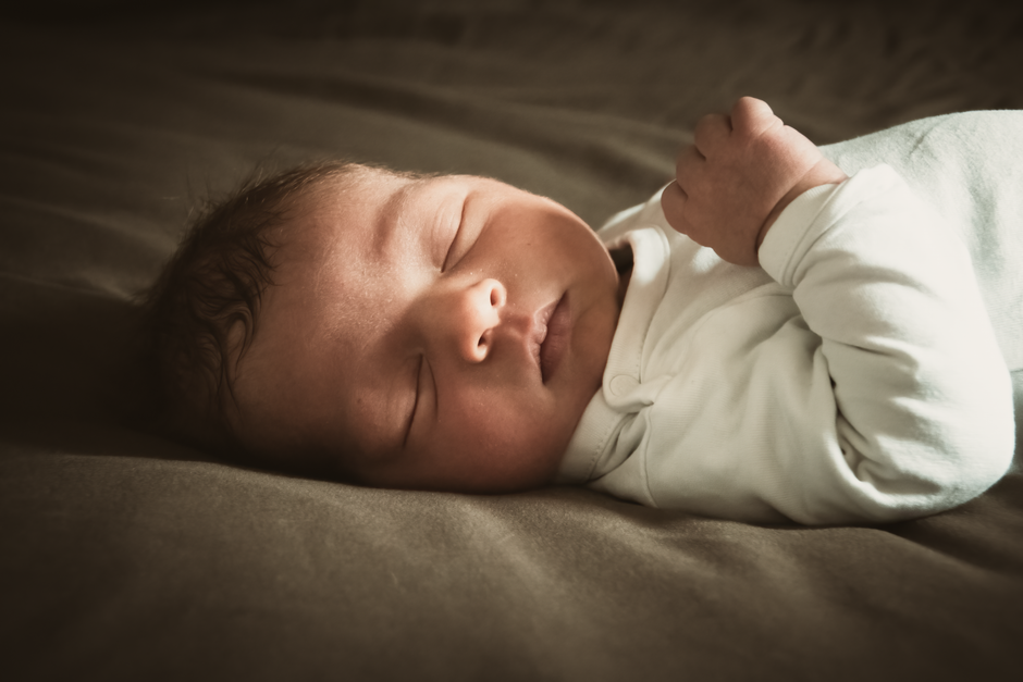 Mon babyphone grésille : 4 causes fréquentes et solutions