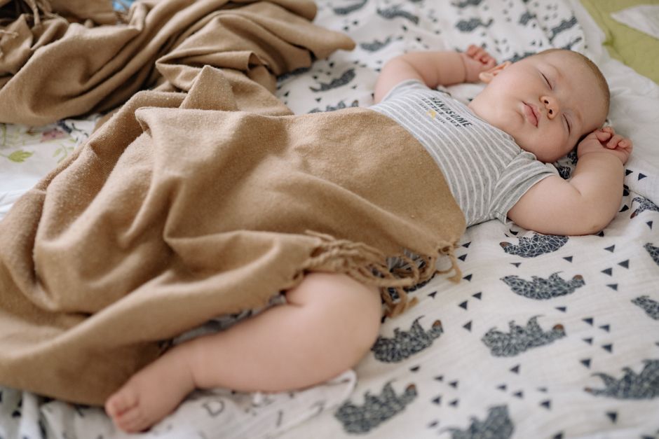 Voyager avec un bébé : comment gérer la surveillance à l'hôtel